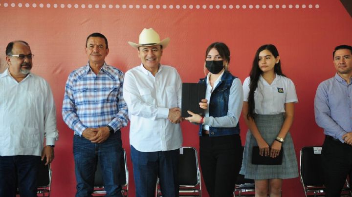 Entrega Alfonso Durazo tablets a estudiantes de la sierra alta