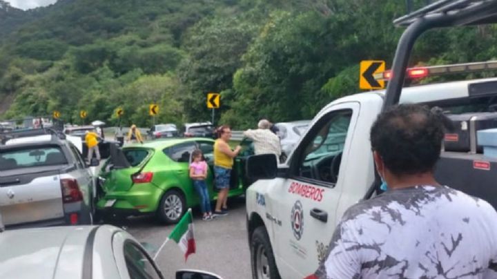 Carambola en Guerrero: choque múltiple en la Autopista del Sol deja al menos 10 heridos