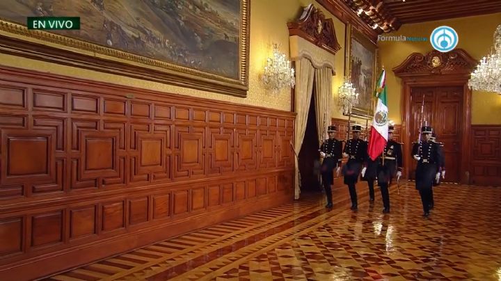 Colegio Militar: Así entregaron los cadetes la bandera a AMLO para el Grito