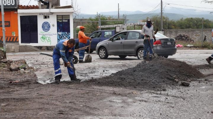 Con lluvias baches provocan dolor de cabeza a automovilistas