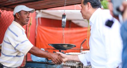 Ricardo Mejía convive con los comerciantes del mercado Plaza Madre de Saltillo