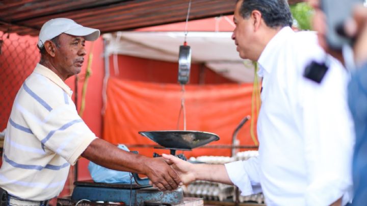 Ricardo Mejía convive con los comerciantes del mercado Plaza Madre de Saltillo