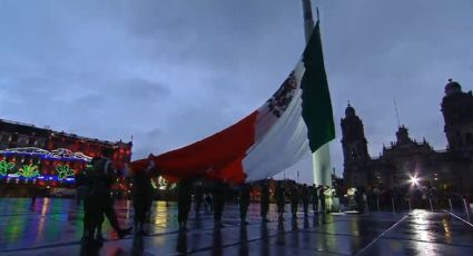 (FOTOS) Sismos de 1985 y 2017: izan la bandera en el Zócalo en memoria de las víctimas