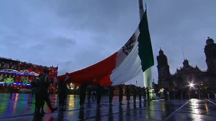 (FOTOS) Sismos de 1985 y 2017: izan la bandera en el Zócalo en memoria de las víctimas