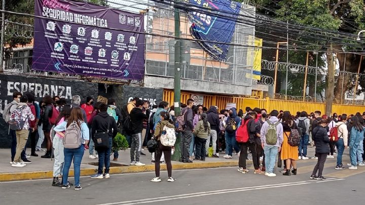 (VIDEO) Caos en Prepa 5: encapuchados toman plantel e impiden acceso a alumnos