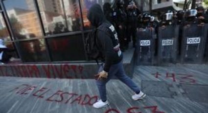 Protestan por Ayotzinapa en Fiscalía; una policía queda herida