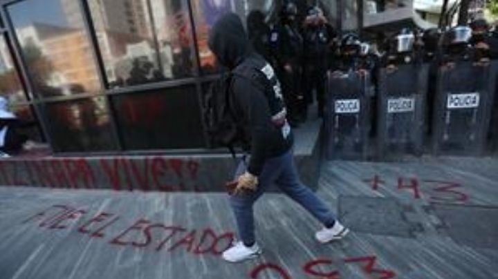 Protestan por Ayotzinapa en Fiscalía; una policía queda herida