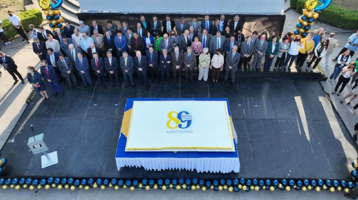 UANL festeja su 89 aniversario con pastel monumental