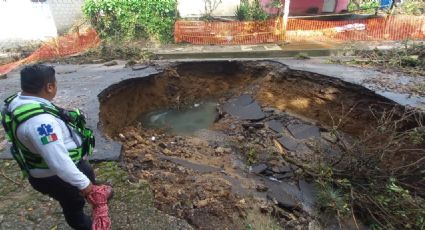 Nuevo Socavón en carretera de Atzacan, lluvias siguen afectando las rehabilitaciones carreteras