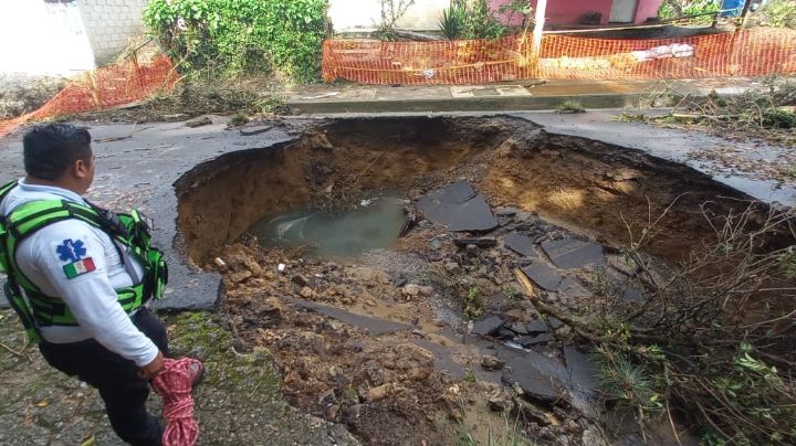 Nuevo Socavón en carretera de Atzacan, lluvias siguen afectando las rehabilitaciones carreteras