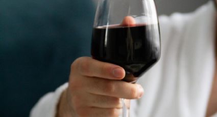 ¿Cuál es la manera correcta de sujetar una copa de vino?