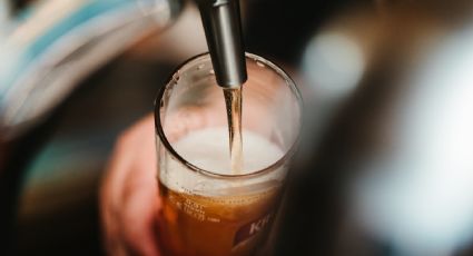 ¿Beber cerveza con popote emborracha más? Este es su efecto