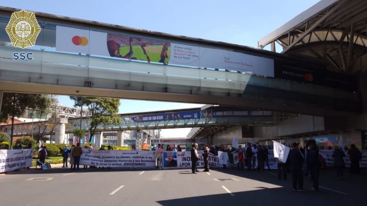 Protesta en el AICM: jubilados de Mexicana bloquean acceso a Terminal 1