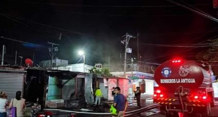 Corto circuito provocó fuerte incendio en puesto semifijo de Cardel