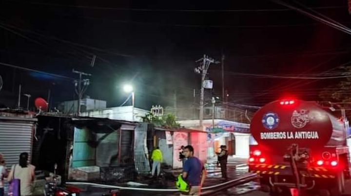 Corto circuito provocó fuerte incendio en puesto semifijo de Cardel