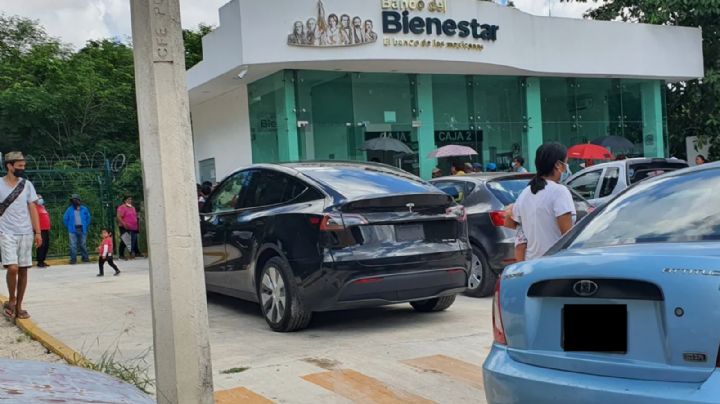 La pregunta viral tras la foto del Tesla afuera del Banco del Bienestar en Yucatán