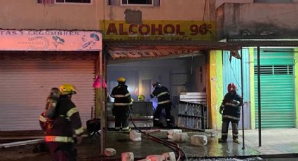 Sufre bombero fuertes quemaduras por incendio en la 'alcoholera' de la zona de mercados