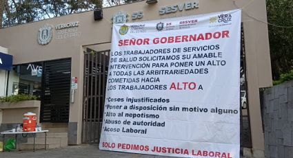 Por despidos injustificados, trabajadores toman las oficinas de la Secretaria de Salud en Veracruz