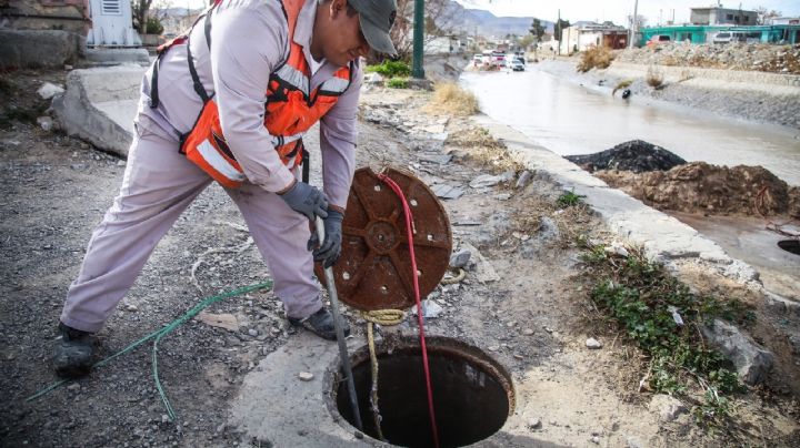 Aceite, botellas, muebles y hasta cadáveres en el drenaje de Ciudad Juárez