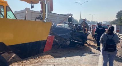 Camión de volteo provoca 'caramabola' vehicular en el Libramiento Surponiente