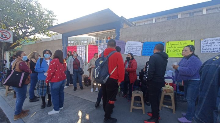 (VIDEO) Maestros toman plantel en Orizaba, piden la remoción de una docente por maltrato al personal