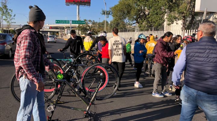 (VIDEO) Ciclistas toman la avenida Constituyentes; demandan espacios seguros y dignos para transitar