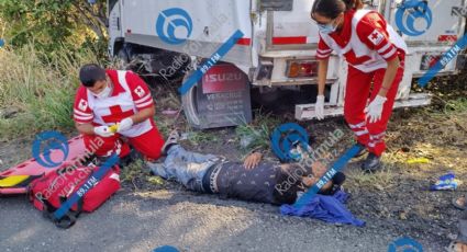 Ciclista colombiano es arrollado en la carretera federal y queda por debajo de un tractocamión