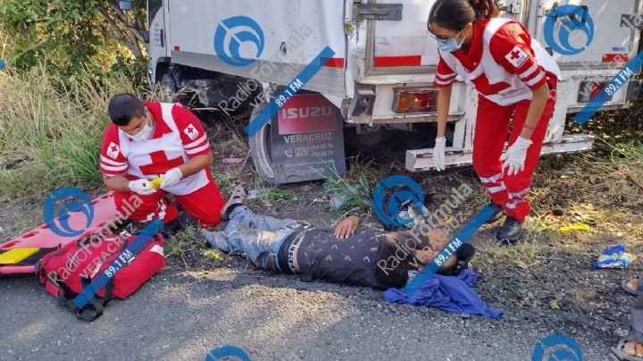 Ciclista colombiano es arrollado en la carretera federal y queda por debajo de un tractocamión