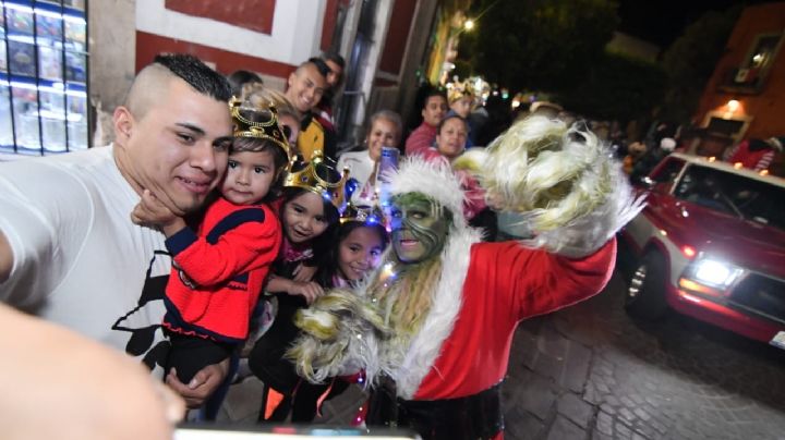 (VIDEO) Los 3 reyes magos y el ¿Grinch? alcalde de Guanajuato se une a cabalgata por los niños