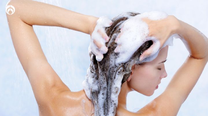 ¿Cuánto tiempo debes dejarte el shampoo en el cabello para que funcione bien? No lo creerás