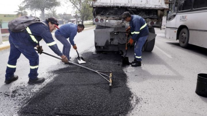 Reparan daños en el pavimento tras lluvias en Escobedo NL