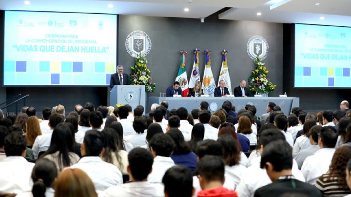 UANL reconoce a familias del programa "Vidas que dejan huella"