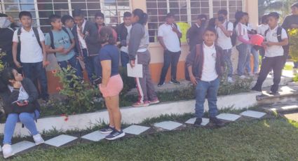 Familiares y alumnos toman instalaciones de escuela en Rafael Delgado por falta de docente