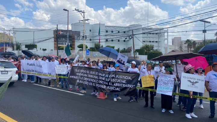 Bloquean caseta de acceso a la capital trabajadores del Poder Judicial de la Federación