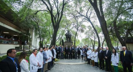 Día del médico: realizan guardia de honor en la UANL