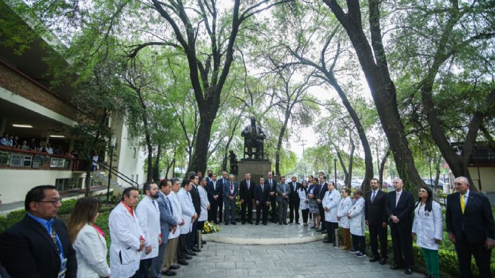 Día del médico: realizan guardia de honor en la UANL