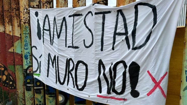 Activistas americanos se encadenan al muro fronterizo; con lonas piden detener nueva barda