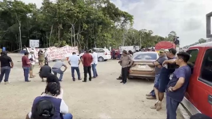 Ejidatarios bloquean acceso al aeropuerto de Tulum por incumplimiento de compromisos