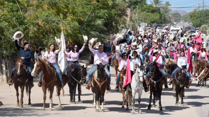 Encabezan Toño Astiazarán y Patty Ruibal Cabalgata contra el Cáncer en Kino Fest