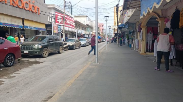 Invasión de vendedores ambulantes en banquetas obstruyen vía pública en Altamira