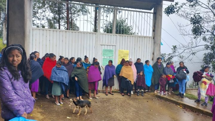 Niños sin clases y maestros sin trabajo: padres de familia toman instalaciones escolares en Veracruz