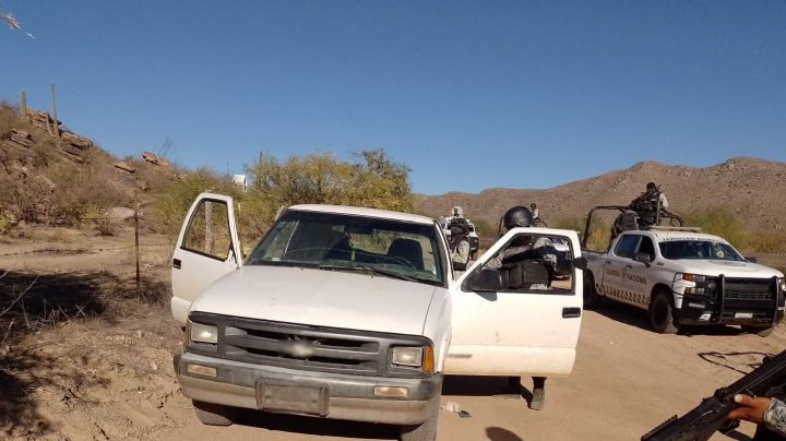 Aseguran armamento y camioneta abandonada de presunto grupo delictivo en Sásabe, Sonora