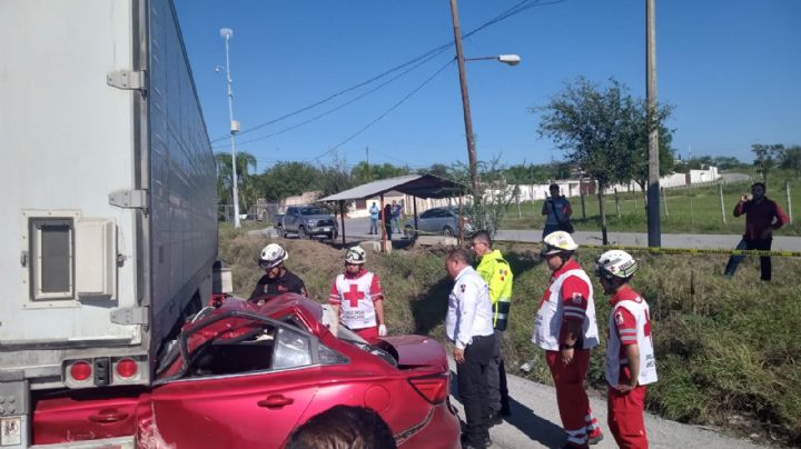 Muere prensado tras impactarse contra tráiler en NL