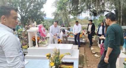 Día de muertos: visita gobernador Cuitláhuac García a sus difuntos en panteón de Córdoba