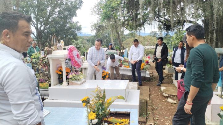 Día de muertos: visita gobernador Cuitláhuac García a sus difuntos en panteón de Córdoba