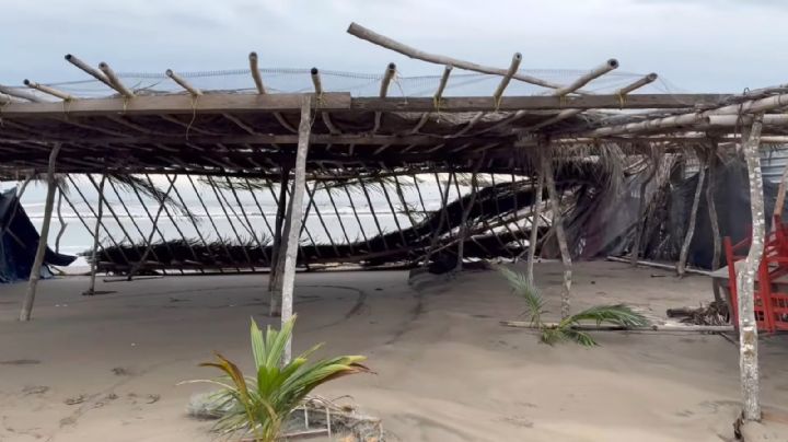 Fuertes vientos causan caída de palapa en playa de Chachalacas, Veracruz