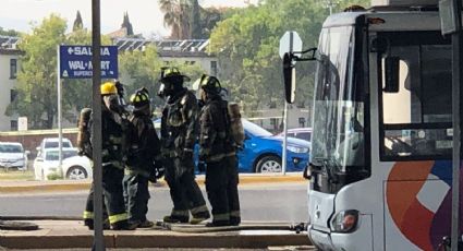 'Qrobús' se atasca en bajopuente: bomberos intervienen por amenaza de explosión en tanques de gas