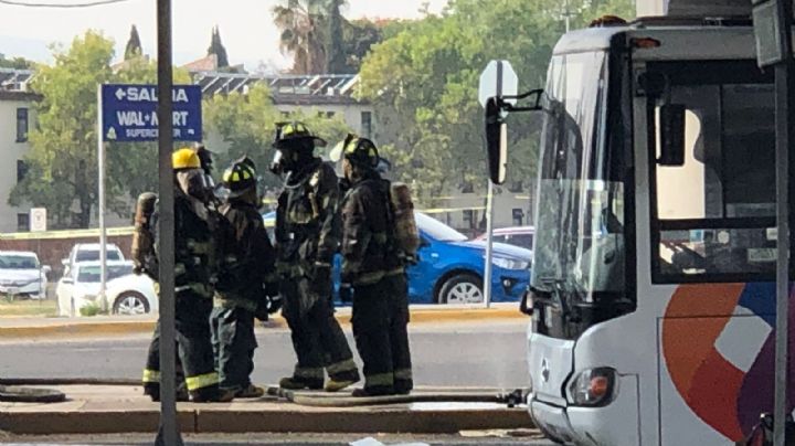 'Qrobús' se atasca en bajopuente: bomberos intervienen por amenaza de explosión en tanques de gas