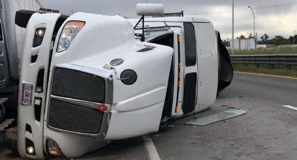 Exceso de velocidad provoca volcadura de trailer en la México-Querétaro