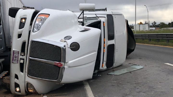 Exceso de velocidad provoca volcadura de trailer en la México-Querétaro